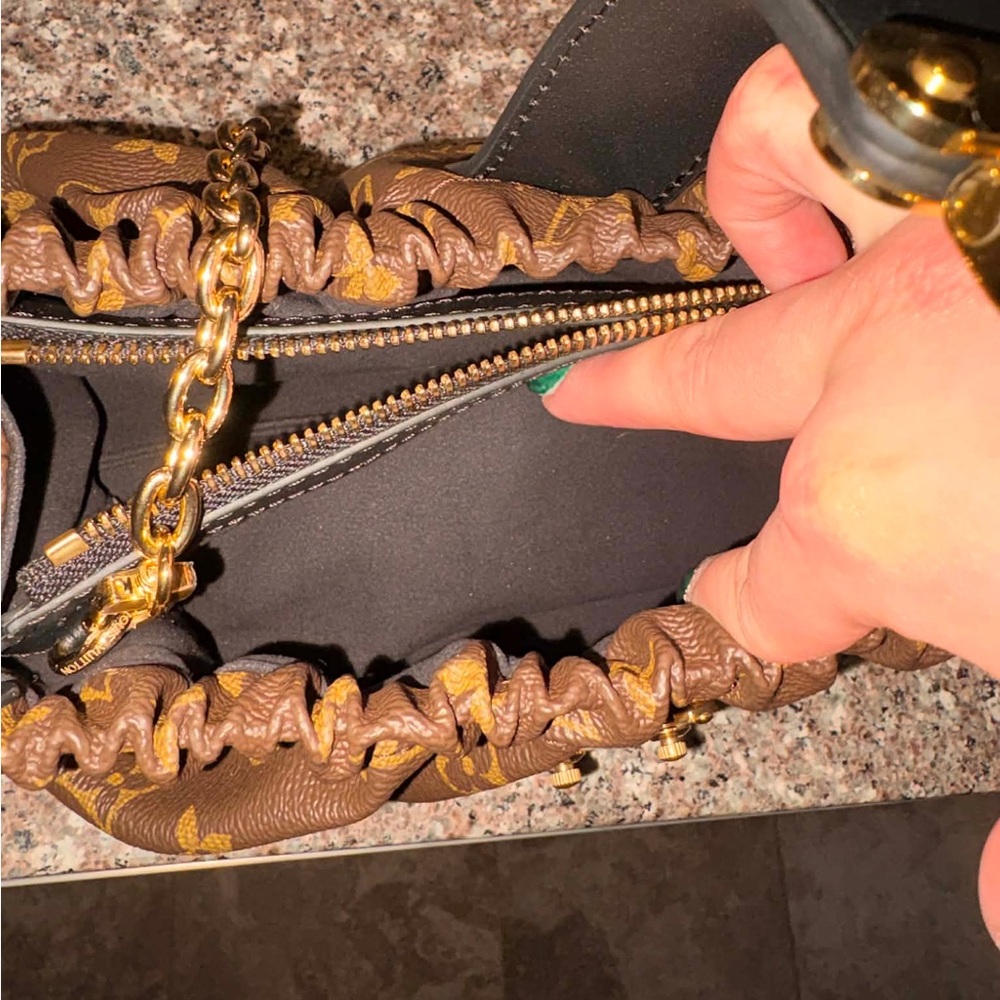Louis Vuitton Gold-Chain Shoulder Bag - Picture 6 of 8